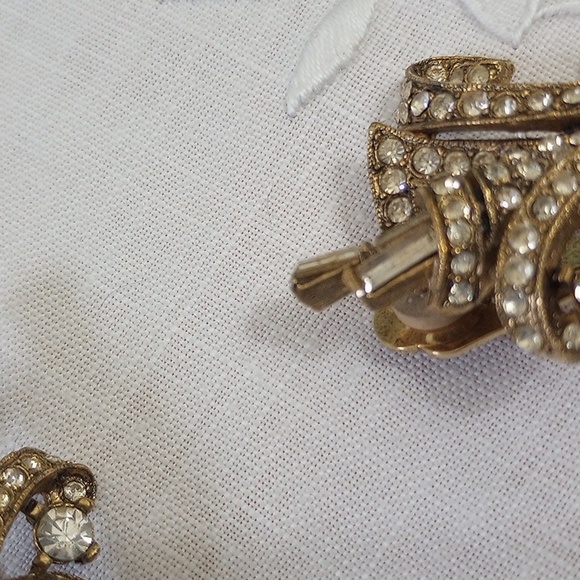 Ornate hard to find rhinestone art deco style flower gold tone clip on earrings - Picture 9 of 9